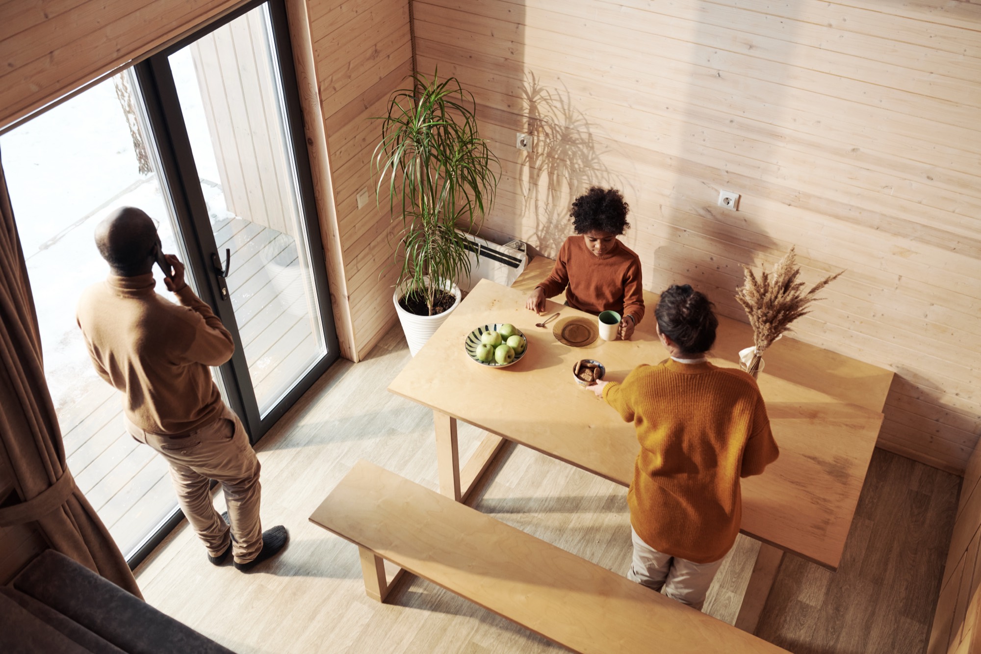Moment de partage en famille dans un intérieur chaleureux
