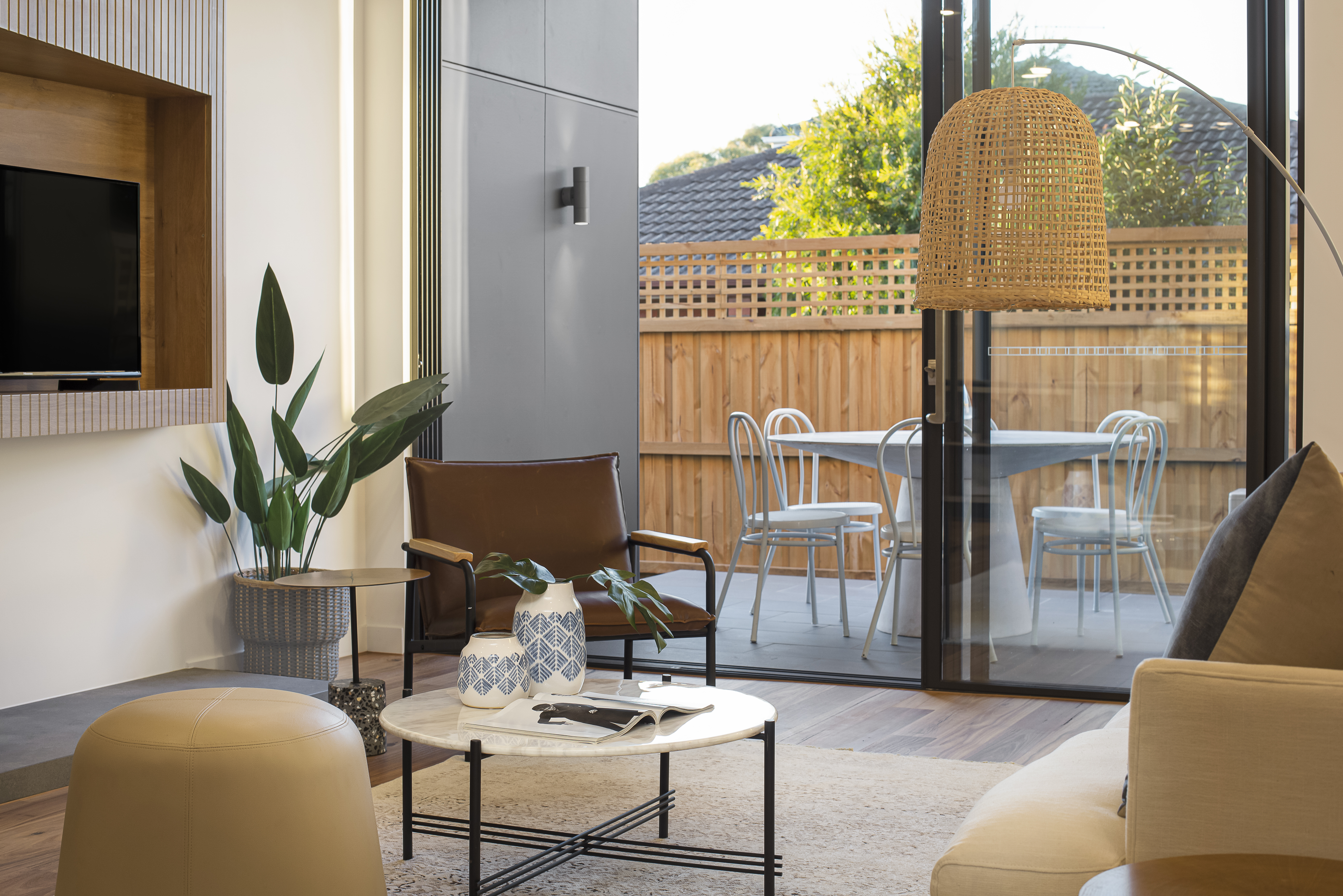 Intérieur contemporain lumineux ouvert sur une terrasse